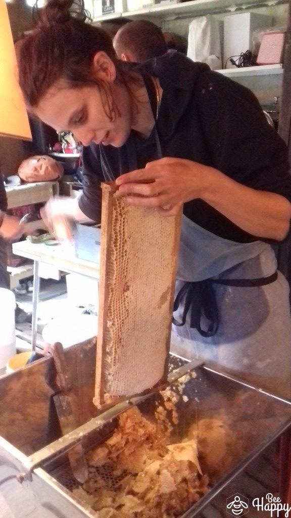 Désoperculer un cadre de miel 3